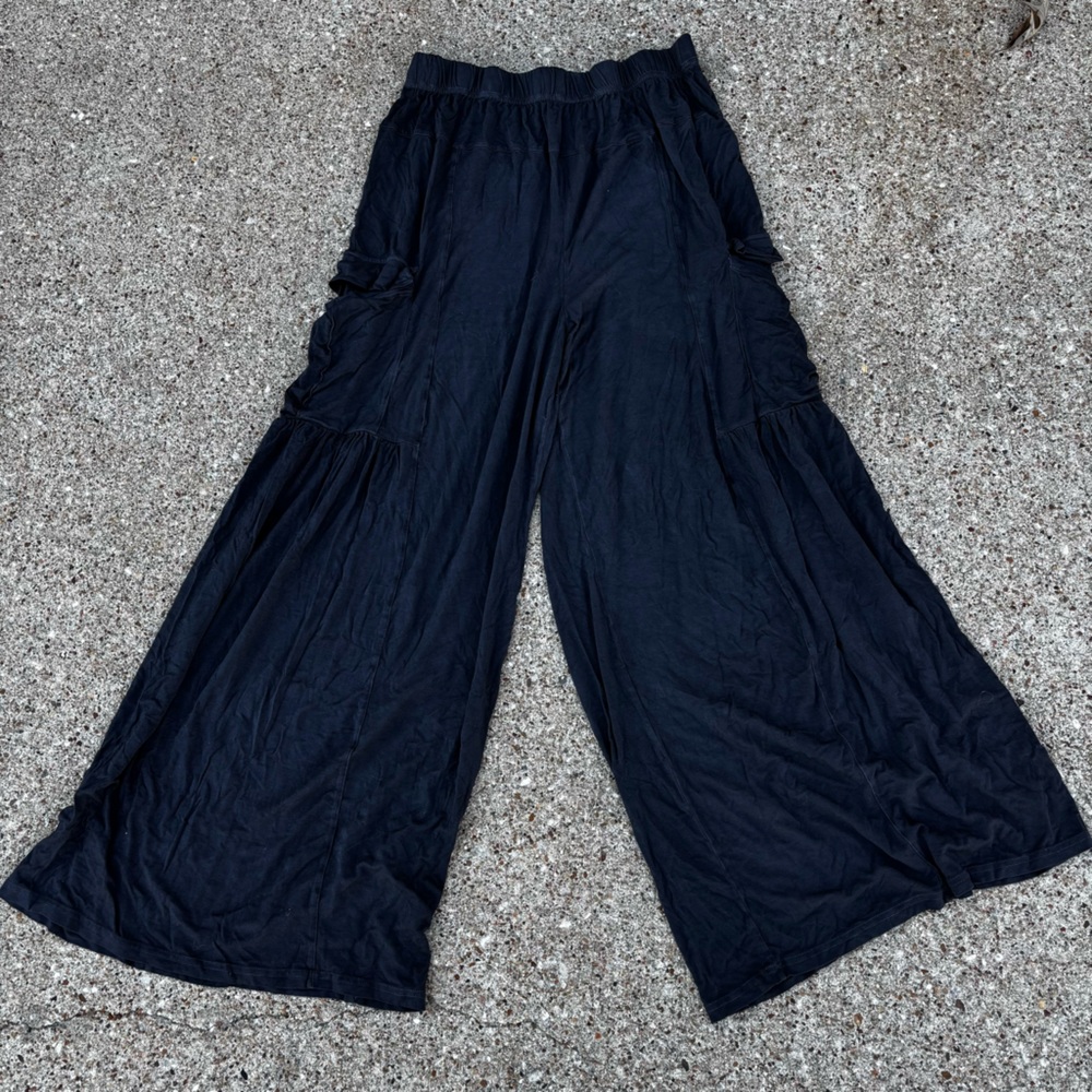 Earthbound women’s  grey stretchy wide leg pants Medium